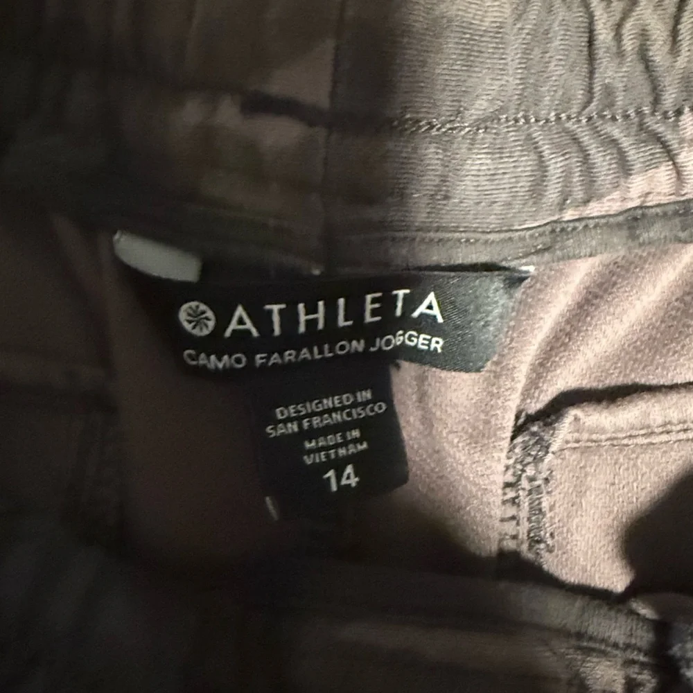 Athleta Olive Camo Farrallon Jogger Pants, size 14 - Picture 9 of 9